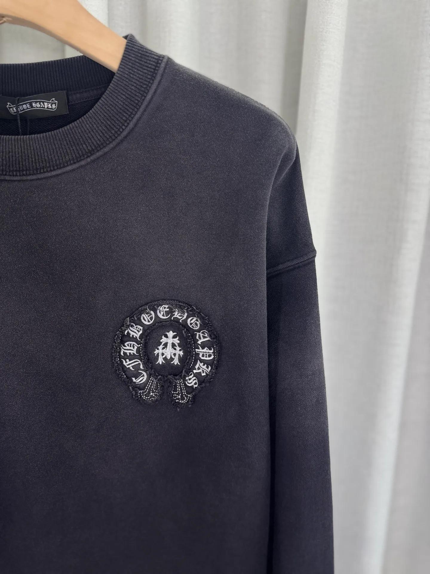 P280 top version, real shot without P, ​​different from market currency) 𝗖𝗵𝗿𝗼𝗺𝗲 𝗛𝗲𝗮𝗿𝘁𝘀/Cro Heart 2025 washed patch embroidery autumn and winter new original single counter American laser burnt 3D three-dimensional color embroidery couple casual sweatshirt 👑The highest version! Customized fabric 500g tripe terry fabric! American acid-washed and distressed original fabric laser burnt ✟appliqué embroidery and exquisite embroidery of letters! The best-selling model in the counter, very comfortable to wear. Accessories: original molded and authenticated collar label➕100% silk wash label. Genuine purchase-grade original hangtag➕matching hanging rope➕3D hanging beads➕original packaging bag. Craftsmanship: The original version has consistent wiring! The highest version of the armhole matching technique! Color: Blue Black Size: S M L XL Style No.: 1033